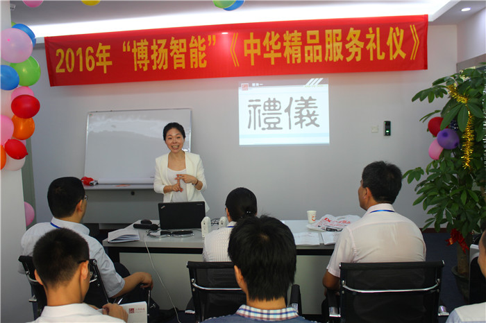 具有10年客戶服務從業(yè)經歷及培訓經驗的資深導師&mdash;&mdash;許敏老師