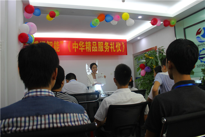 課程現場，學員們正在聚精會神的聽課