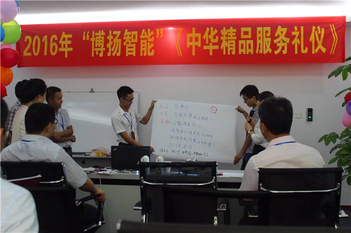 圖為金鷹隊在展示自己隊名、口號、隊歌、隊旗。